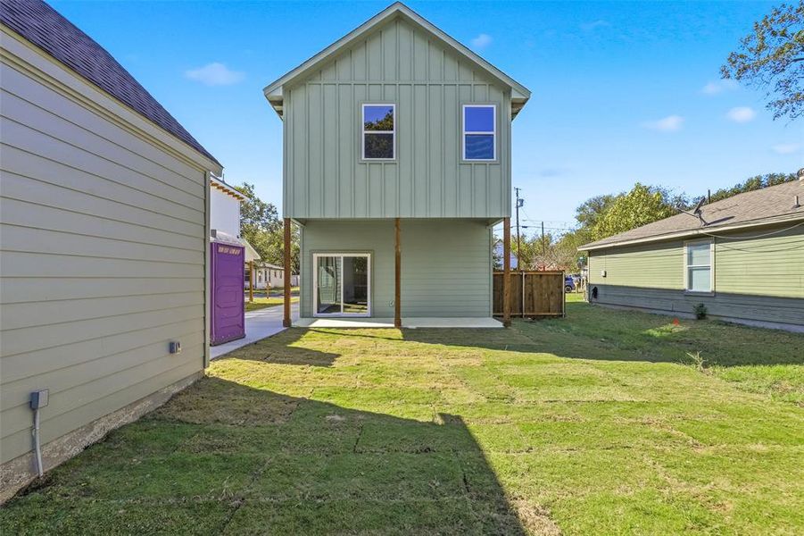 Exterior details and patio area of a home in , Cleburne (Image 3).