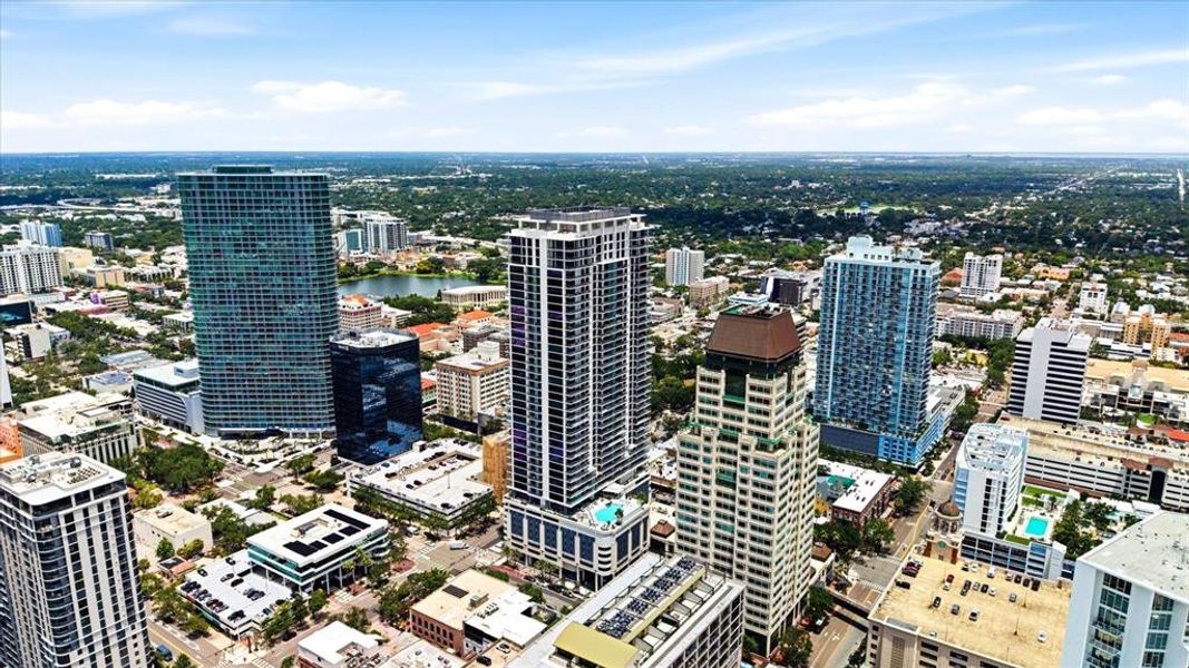 Condo located in St. Petersburg, FL showcasing its design and architecture (Image 47).