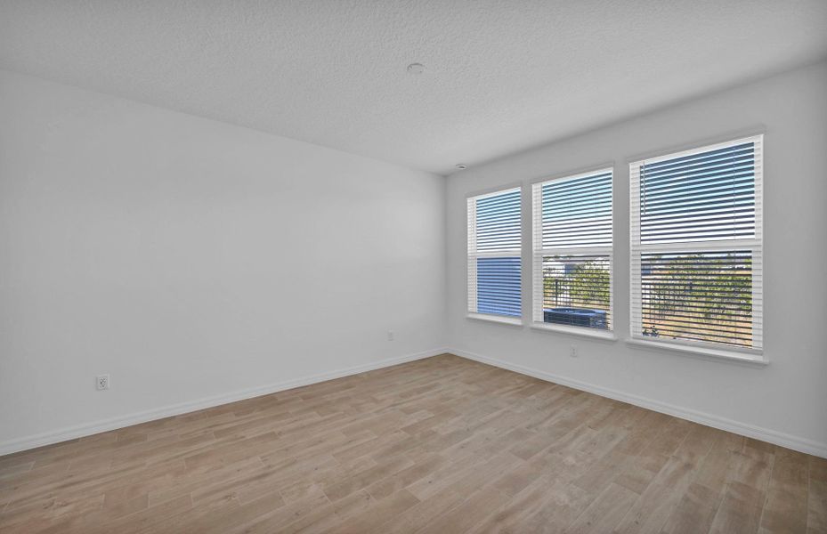 Spacious, unfurnished interior of a new home in Del Webb Wildlight, Yulee (Image 9).