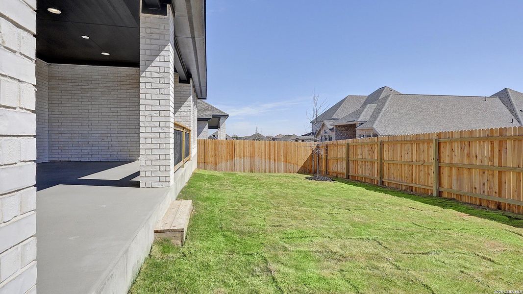Exterior details and patio area of a home in Arcadia Ridge, San Antonio (Image 23).