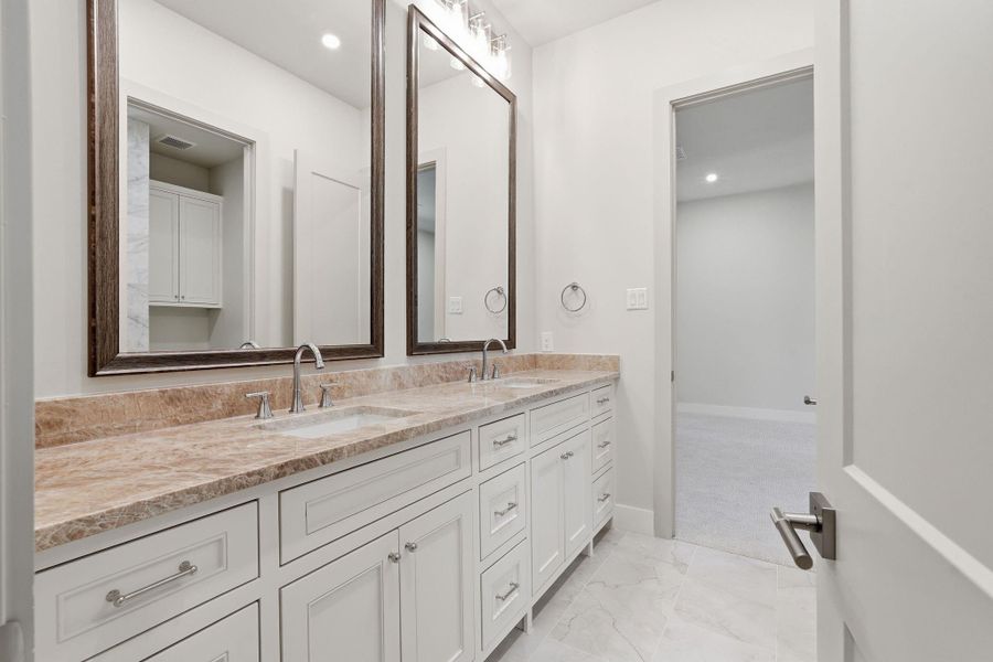 Clean, bright and thoughtfullylaid out with a long dual-sinkvanity, stone countertops andmodern lighting. Designed foreasy sharing without sacrificingstyle, this jack-and-jill bathroomoffers smart separation, amplestorage and a polished, timelessfinish that keeps morningsrunning smoothly.