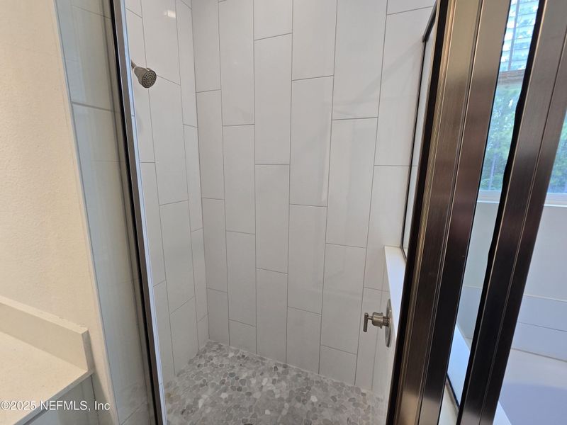 Spacious, unfurnished interior of a new home in Hyland Trail, Middleburg (Image 21).