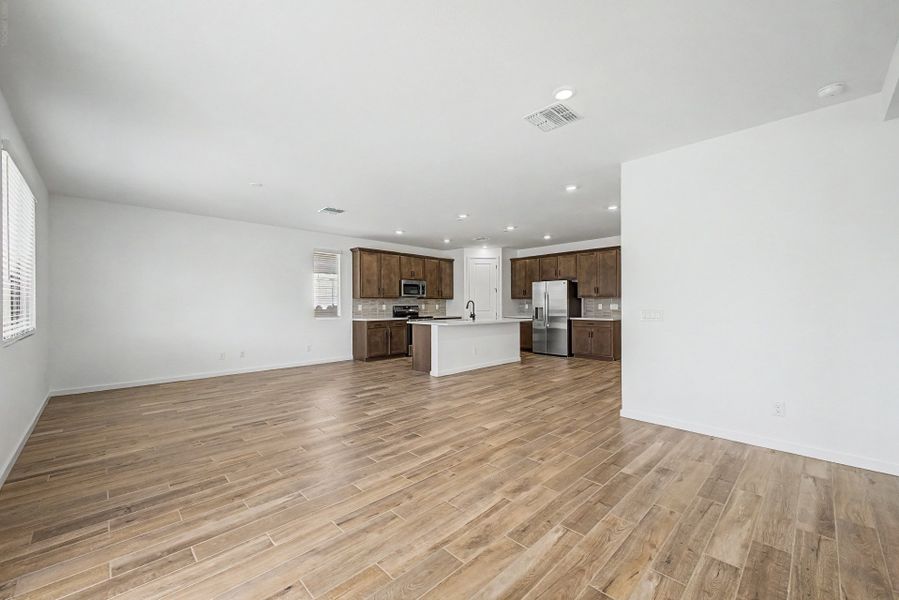 Spacious, unfurnished interior of a new home in Copper Falls, Buckeye (Image 5).