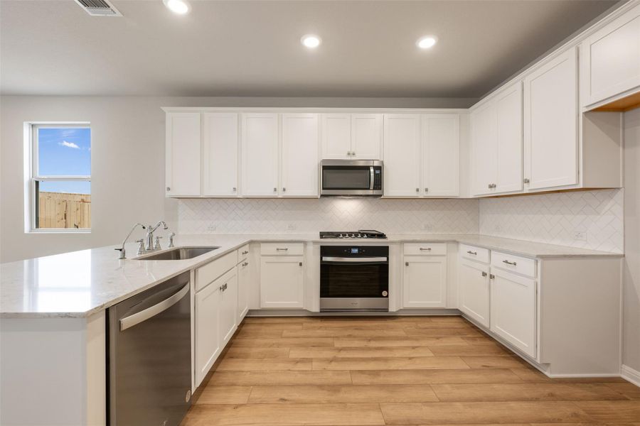 Photos are representative images and renderings for illustrative purposes only. Actual structural options and design images of the home may vary.