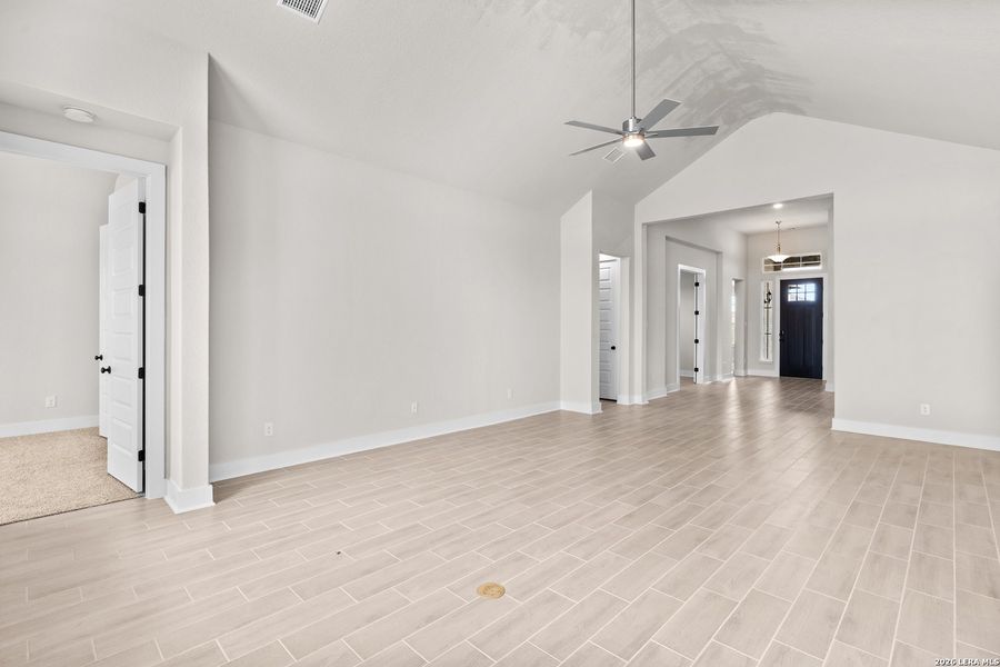 Spacious, unfurnished interior of a new home in Stillwater Ranch, San Antonio (Image 17).