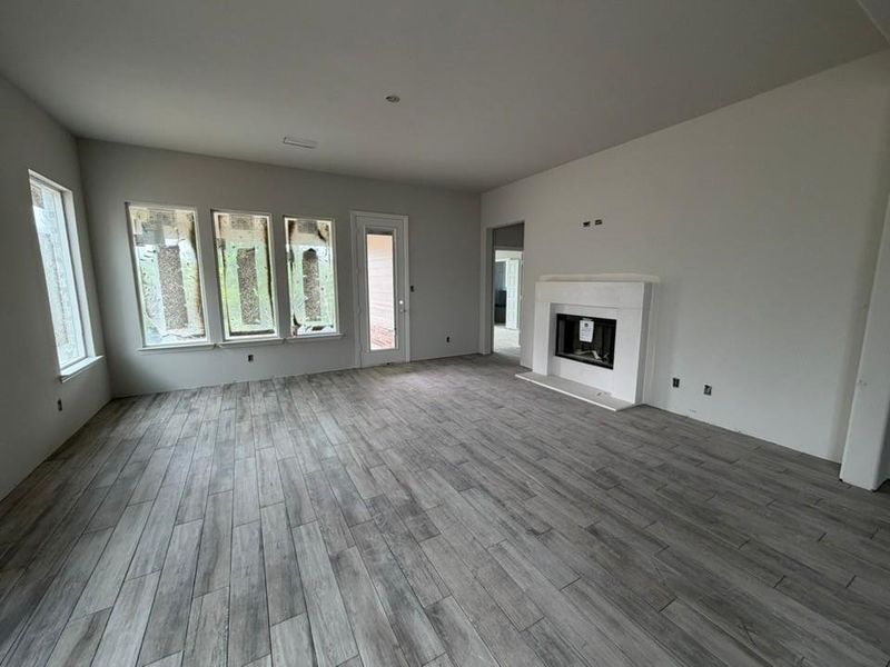 Spacious, unfurnished interior of a new home in Waterford Park, Weatherford (Image 4).