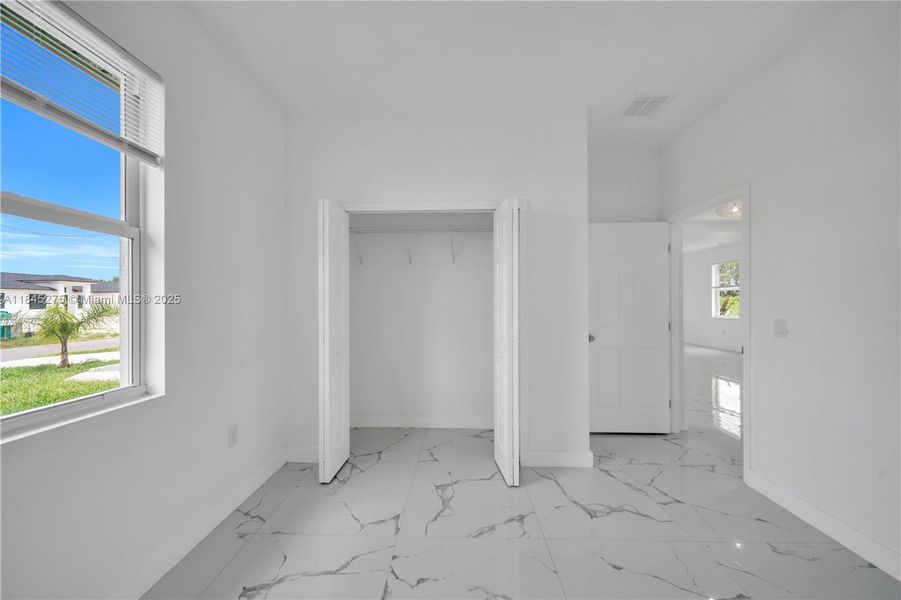 Spacious, unfurnished interior of a new home in , Lehigh Acres (Image 10).