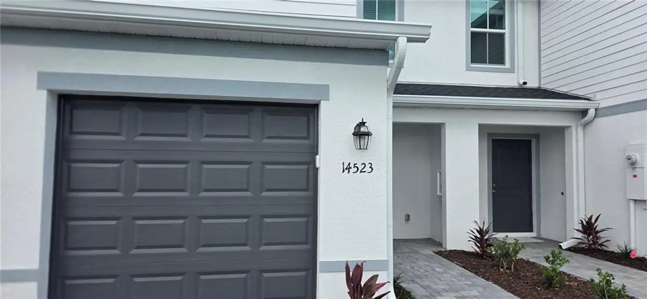 Exterior details and patio area of a home in , Bradenton (Image 3).