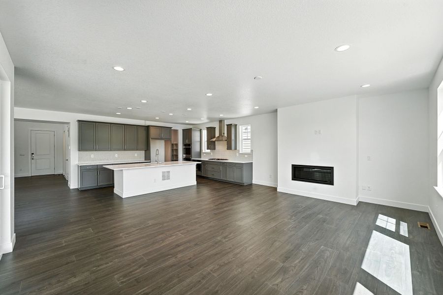 Spacious, unfurnished interior of a new home in Macanta, Castle Rock (Image 18).