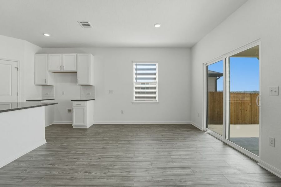 Spacious, unfurnished interior of a new home in Longview, Del Valle (Image 11).