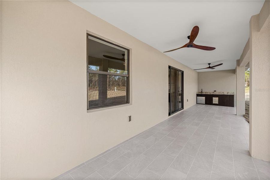 Exterior details and patio area of a home in , Dunnellon (Image 20).