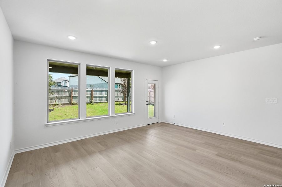 Spacious, unfurnished interior of a new home in Davis Ranch, San Antonio (Image 22).