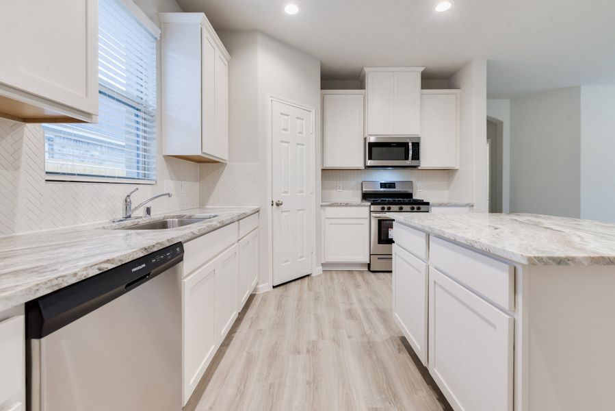 Representative furnished interior of a home built from the Floor Plan 1784 by Colina Homes in Tidwell Lakes, Houston (Image 15).
