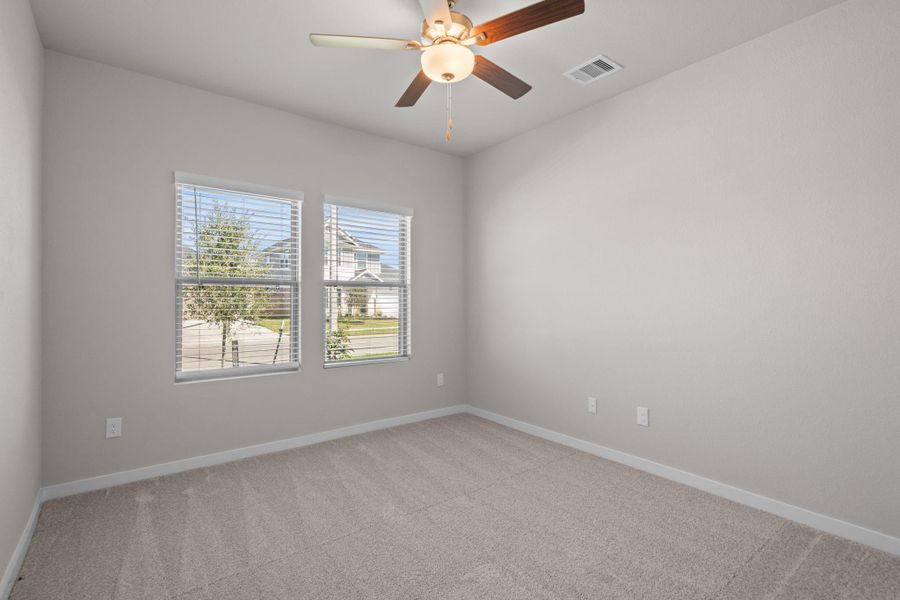 Spacious, unfurnished interior of a new home in Laurel Landing 40', Alvin (Image 7).