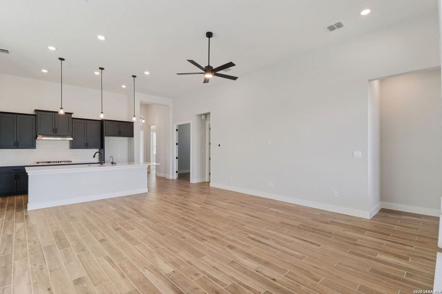 Spacious, unfurnished interior of a new home in Village at Three Oaks, Seguin (Image 15).