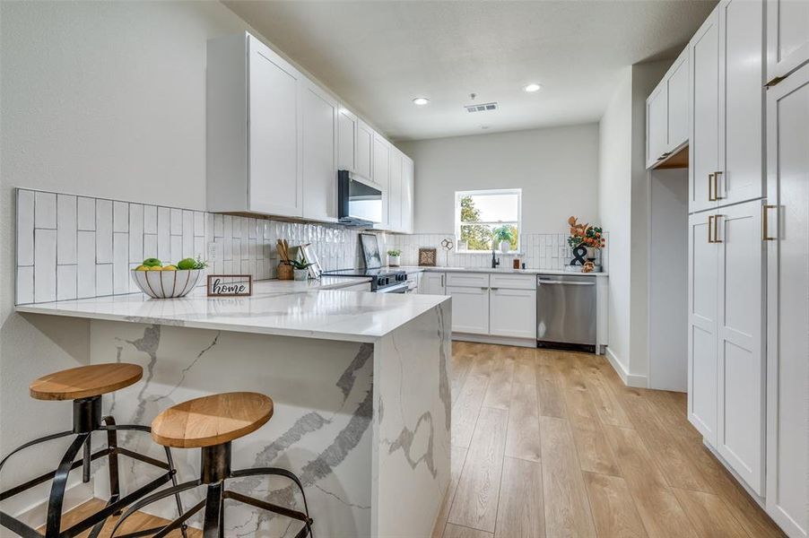 These photos are of 504 S OConnor. Please note that the buyer can make selections for items such as cabinets, faucets, tile, countertops, and other finishes. These photos are of 504 S OConnor. Please note that the buyer can make selections for items such as cabinets, faucets, tile, countertops, and other finishes.