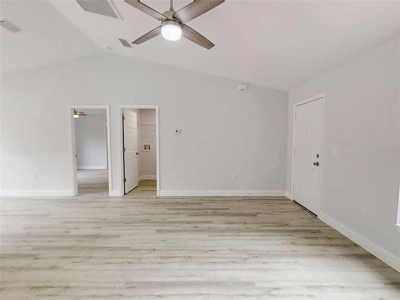 Spacious, unfurnished interior of a new home in , Ocala (Image 5).