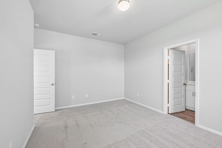 Spacious, unfurnished interior of a new home in Harvest Ridge, Elgin (Image 15).