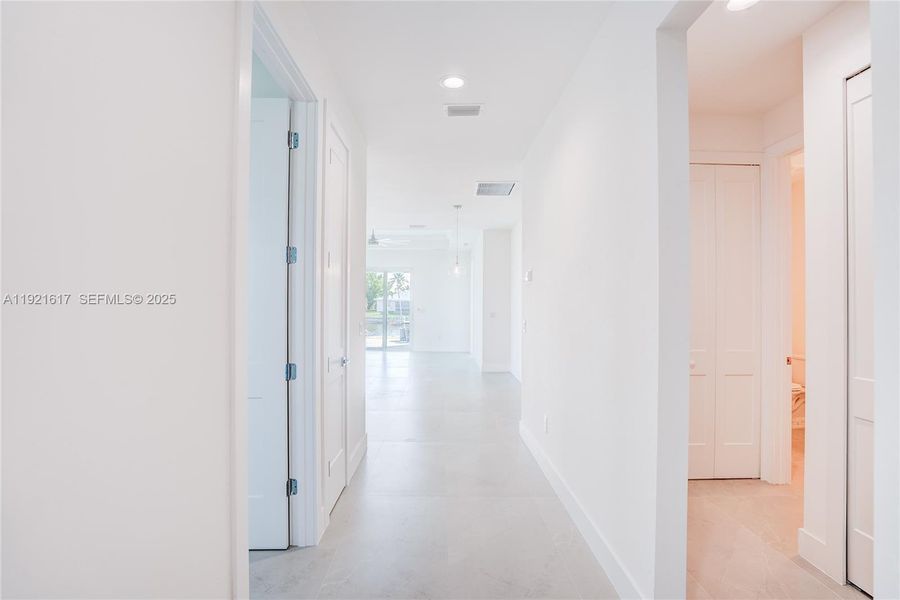 Spacious, unfurnished interior of a new home in , Cape Coral (Image 19).