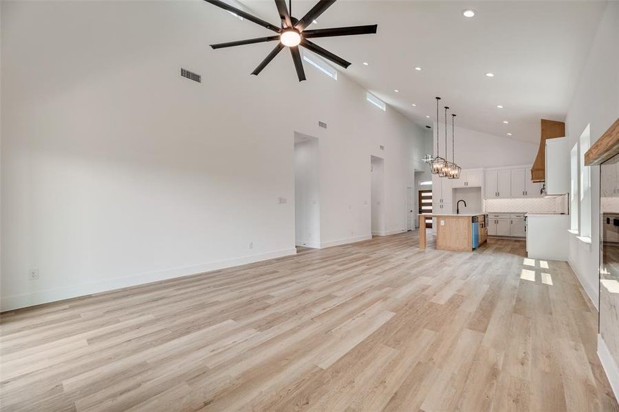 Spacious, unfurnished interior of a new home in , Greenville (Image 27).