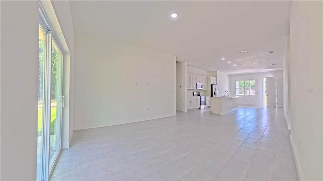Spacious, unfurnished interior of a new home in , Dunnellon (Image 9).
