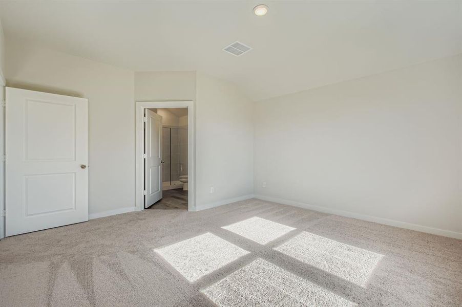 Spacious, unfurnished interior of a new home in Middlefield Village, Dallas (Image 20). Spacious, unfurnished interior of a new home in Middlefield Village, Dallas (Image 20).