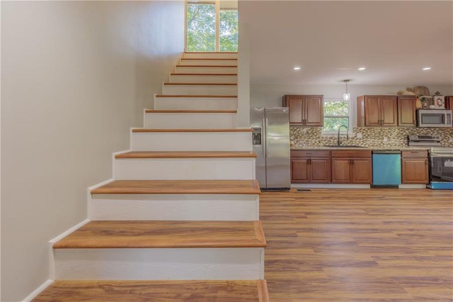 Spacious, unfurnished interior of a new home in , Menlo (Image 13).