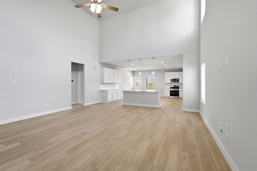 Spacious, unfurnished interior of a new home in Sunfield, Buda (Image 53).