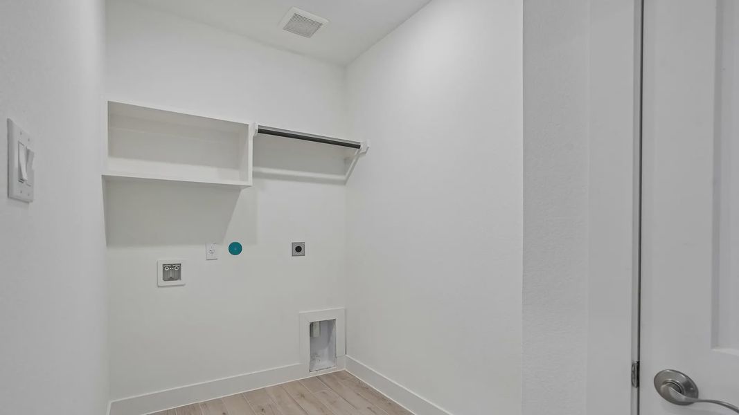 Spacious, unfurnished interior of a new home in Meridiana Townhomes, Iowa Colony (Image 19).