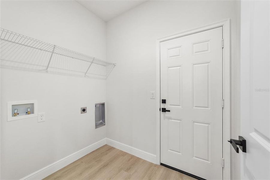 Spacious, unfurnished interior of a new home in , Citrus Springs (Image 12).