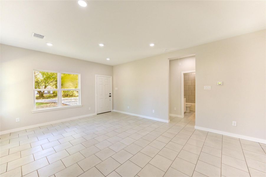 Spacious, unfurnished interior of a new home in , Navasota (Image 29).