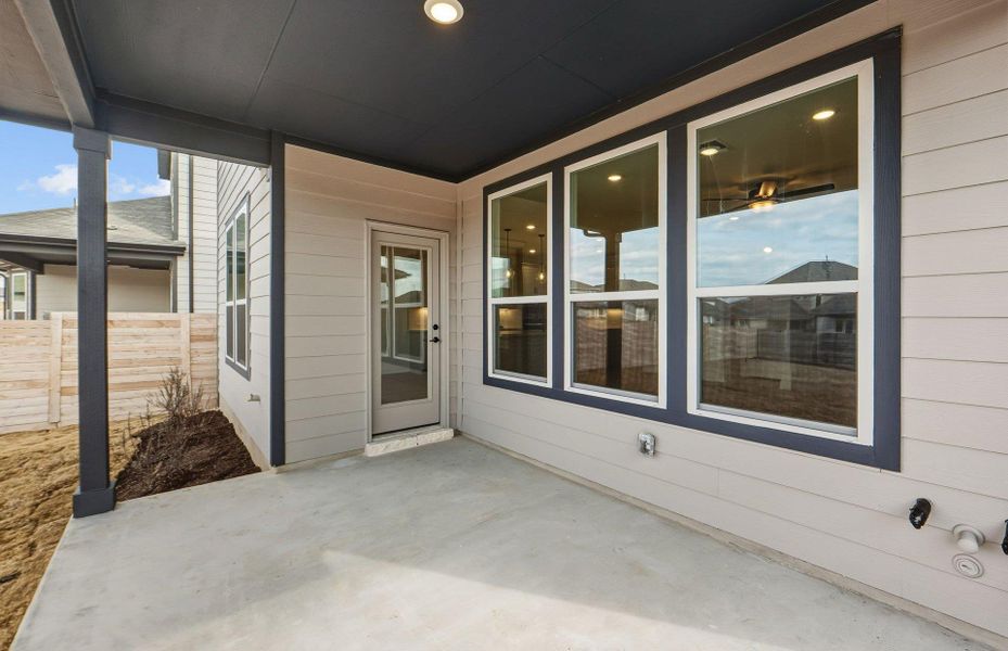 Exterior details and patio area of a home in Horizon Lake, Leander (Image 20).