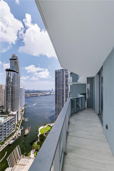 Condo located in Miami, FL showcasing its design and architecture (Image 4).