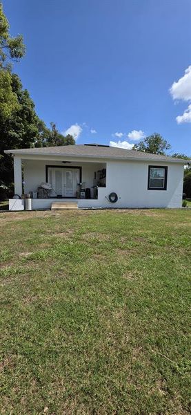 Exterior details and patio area of a home in , Dade City (Image 4).