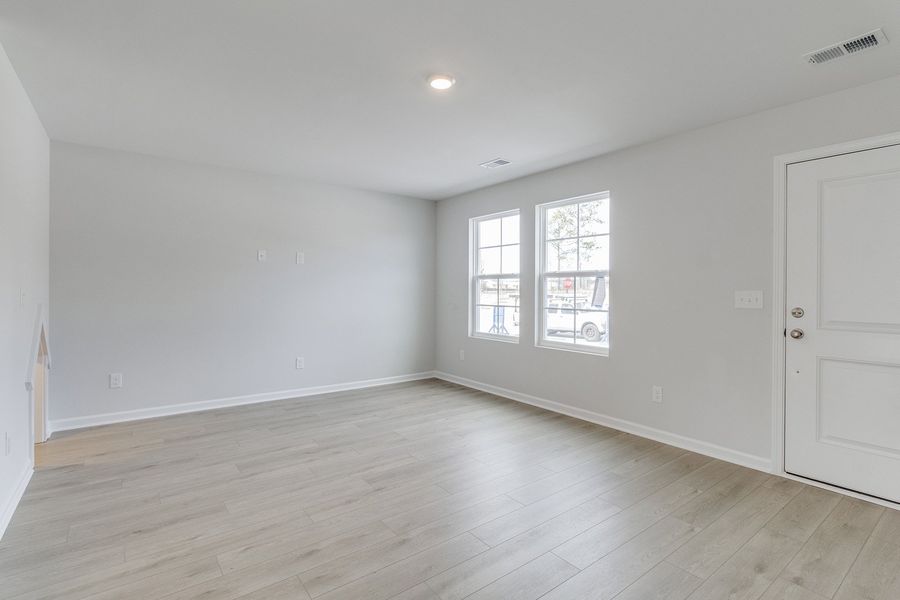 Spacious, unfurnished interior of a new home in Astoria, Columbia (Image 16).
