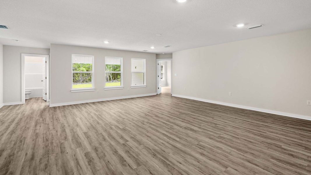 Spacious, unfurnished interior of a new home in Sunny Hills, Chipley (Image 15).