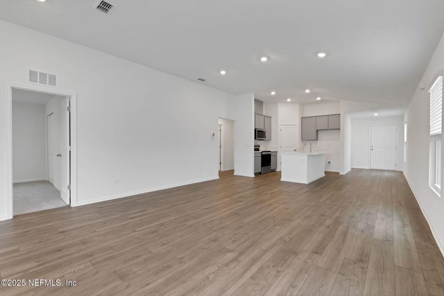 Spacious, unfurnished interior of a new home in Bellbrooke, Jacksonville (Image 19).