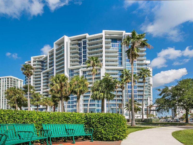 Condo located in Sarasota, FL showcasing its design and architecture (Image 2).