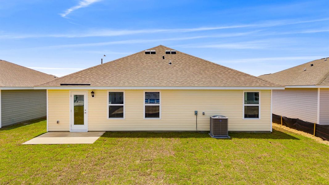 Exterior details and patio area of a home in Liberty, Panama City (Image 4).