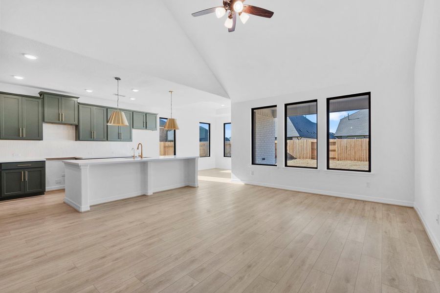 Spacious, unfurnished interior of a new home in Blue Heron Estates, Mont Belvieu (Image 21).