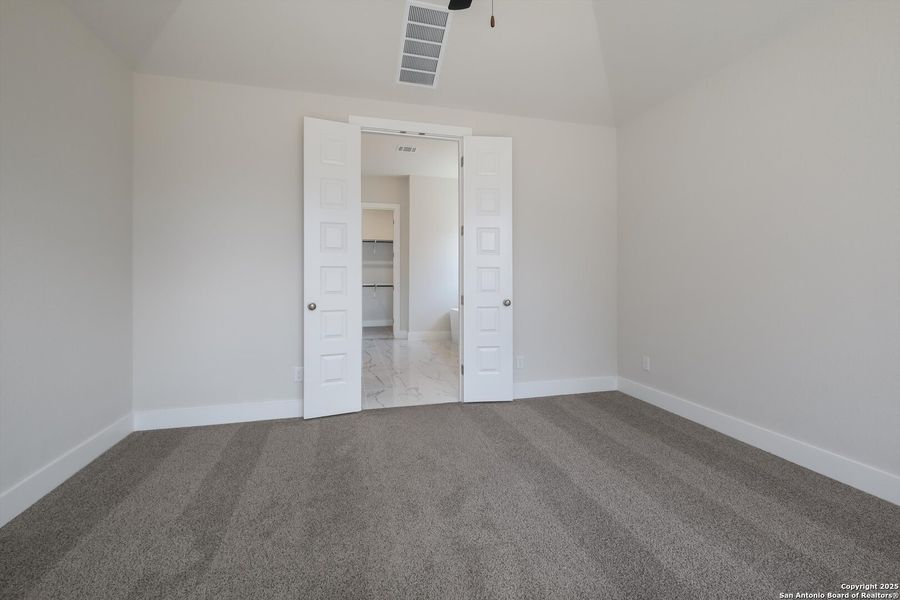 Spacious, unfurnished interior of a new home in The Grove at Vintage Oaks, New Braunfels (Image 15).