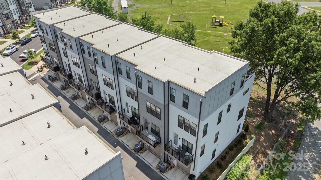 Condo located in Charlotte, NC showcasing its design and architecture (Image 24).