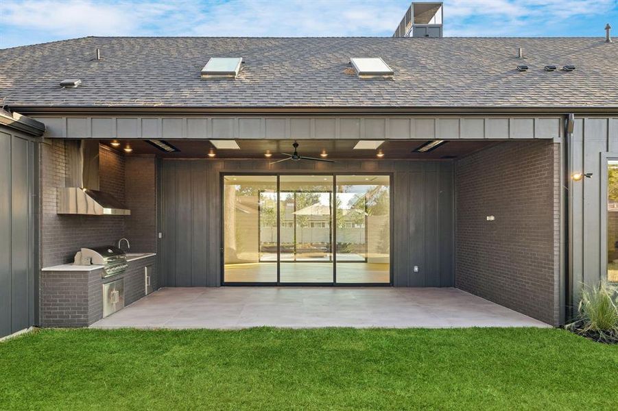 Exterior details and patio area of a home in , Farmers Branch (Image 3).