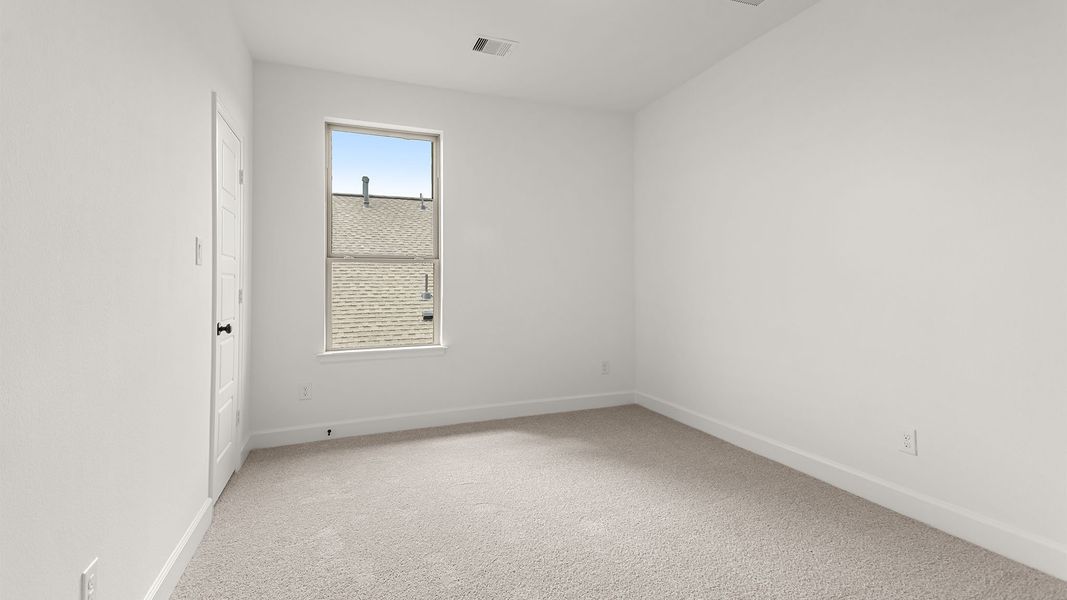 Spacious, unfurnished interior of a new home in Lakes of Cane Island, Katy (Image 17).