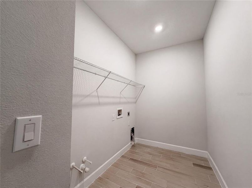 Spacious, unfurnished interior of a new home in , Sarasota (Image 12).
