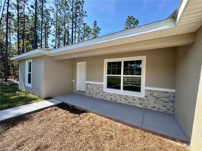 Exterior details and patio area of a home in , Dunnellon (Image 1).