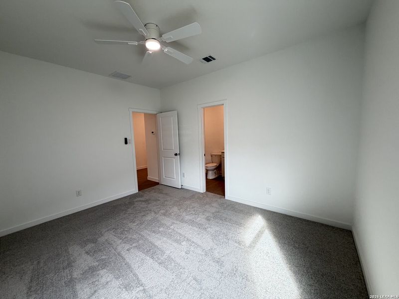 Spacious, unfurnished interior of a new home in Brookmill, San Antonio (Image 10).