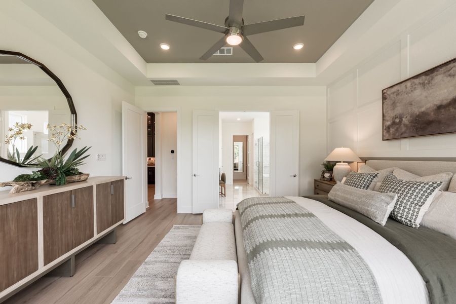 Representative furnished interior of a home built from the Fulbright by Tri Pointe Homes in Sienna 60’, Missouri City (Image 29).