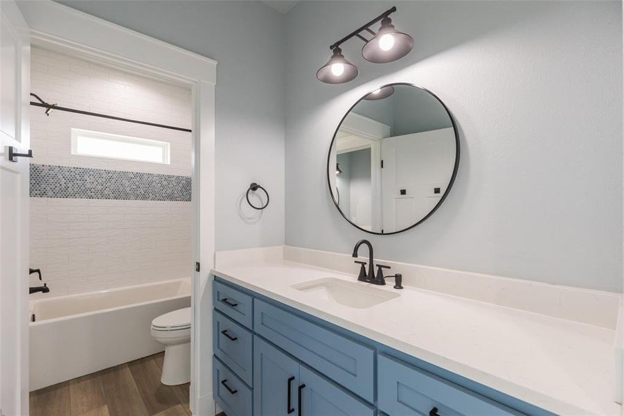 Furnished interior view inside a new home in , Ovalo (Image 24).