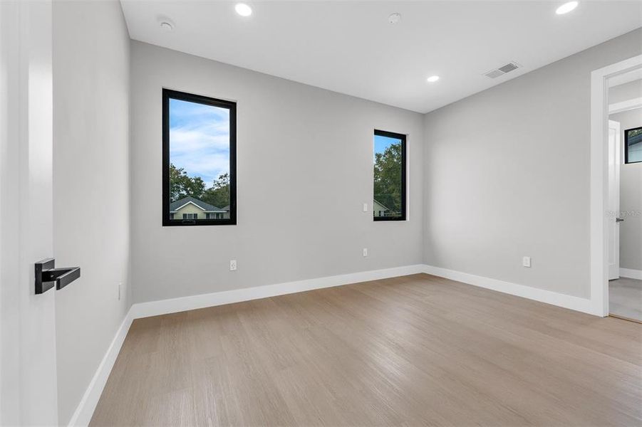 Spacious, unfurnished interior of a new home in , Orlando (Image 36).